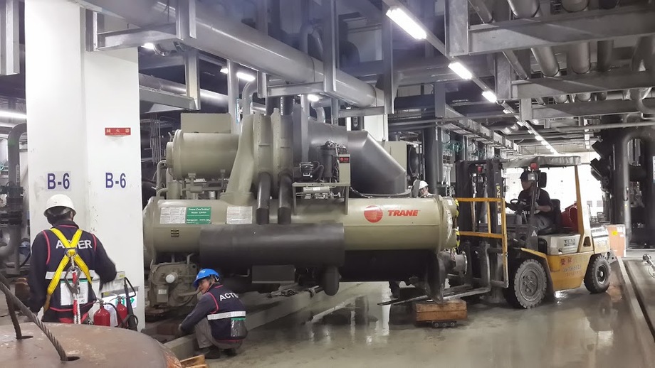 堆高機搬運-住華科技頂樓冰水機搬運工程