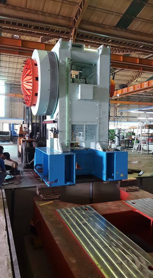 堆高機搬運&ndash;45噸熱鍛機台下坑洞定位