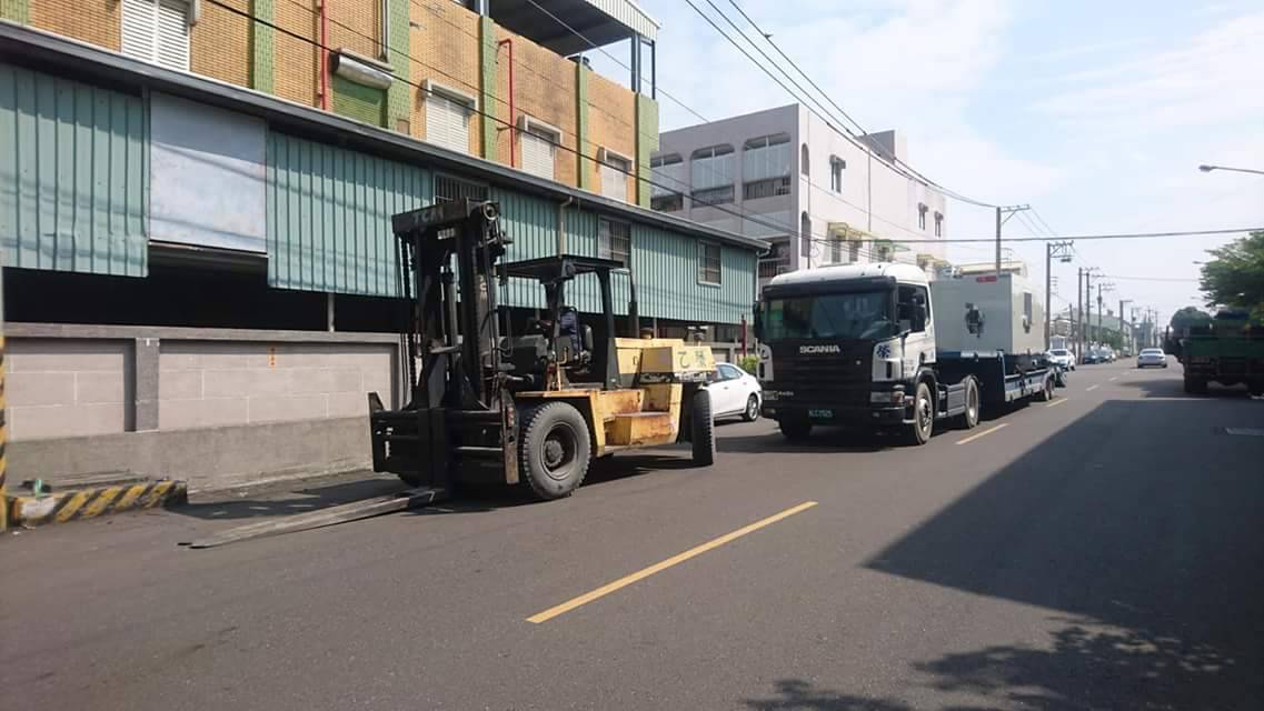 拖板車運送-螺絲成型機載運
