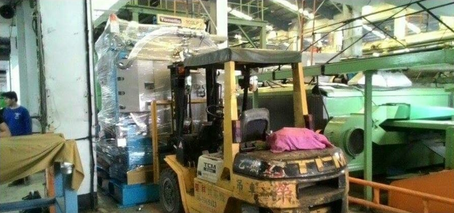 堆高機搬運-紡織廠機械搬運
