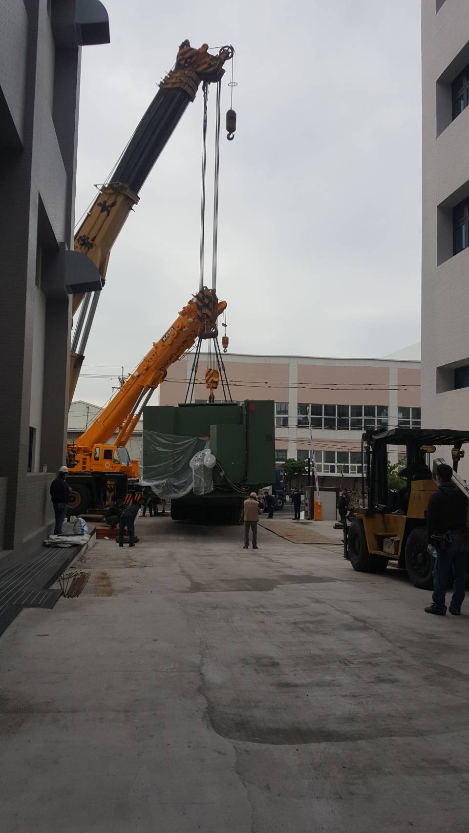 吊車起重吊掛-螺絲成型機（約150噸）之門好窄吊掛搬運工程&nbsp;