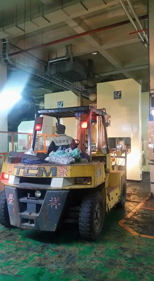 堆高機搬遷-52噸沖床機械坑移出工程