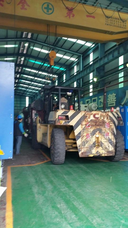 吊車起重機吊掛加堆高機搬運-射出成型機機件搬運及吊運工程（重量150T)