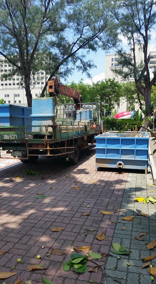 吊車起重機搬運-成功大學造波機(長約16米重約8噸)吊運移出工程