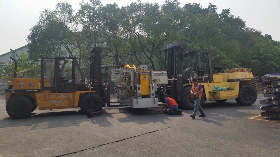 拖板車運送及堆高機搬遷-熱鍛處理機搬運