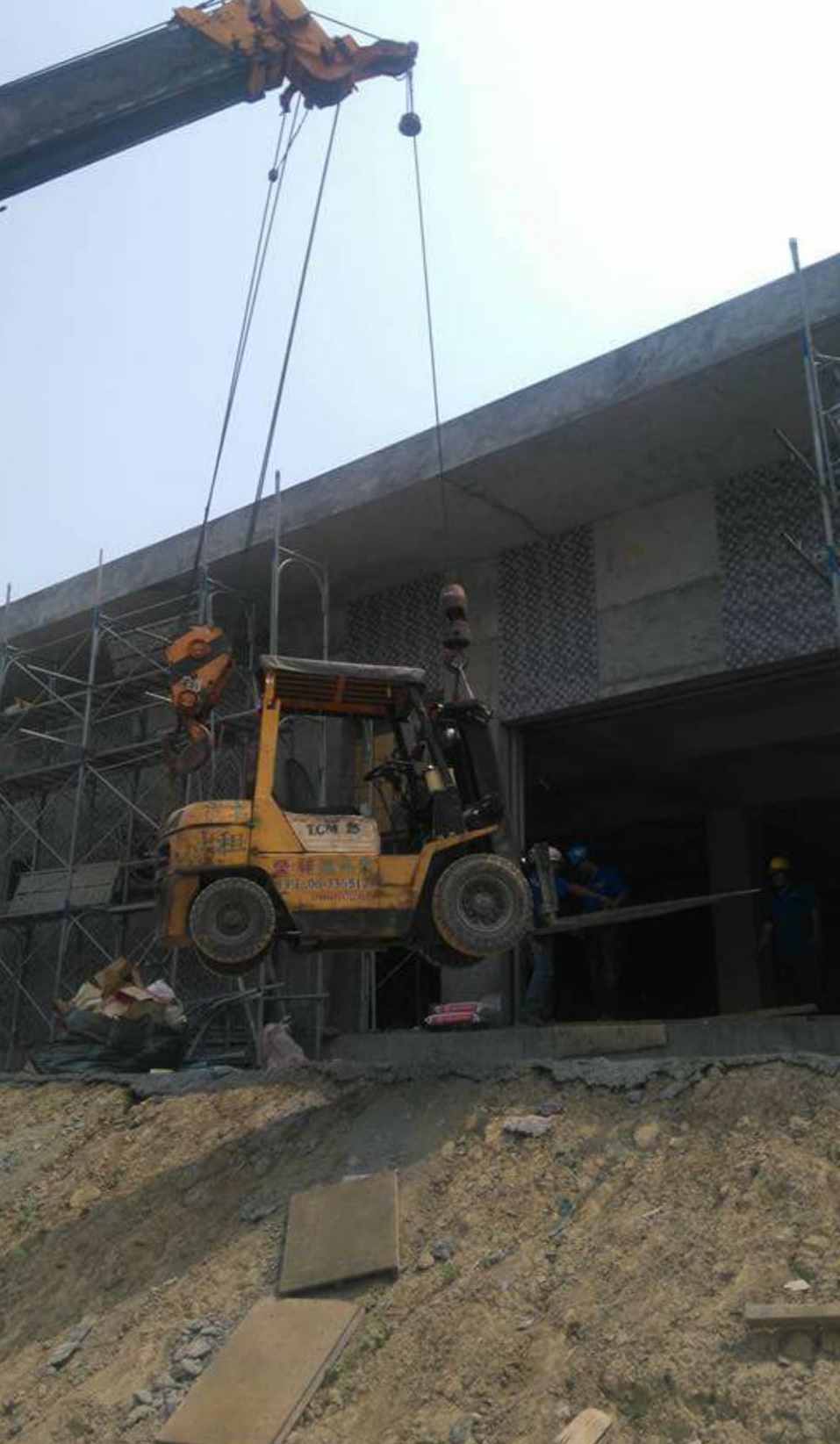 吊車起重吊掛-腳路很差之特殊吊掛搬運工程&nbsp;