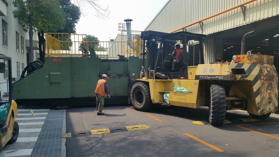 堆高機搬運-40T螺絲成型機移出上車載運