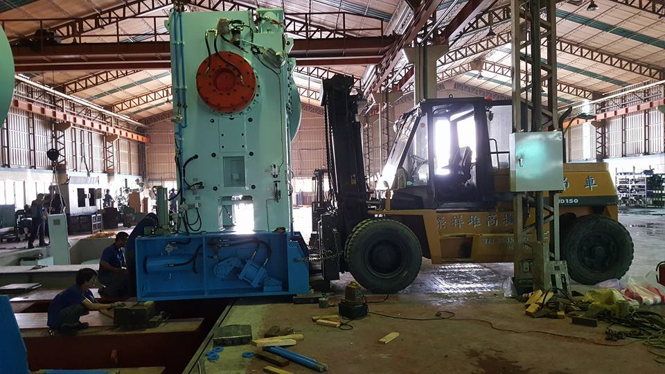 堆高機搬運&ndash;45噸熱鍛機台下坑洞定位