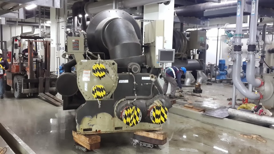 堆高機搬運-住華科技頂樓冰水機搬運工程