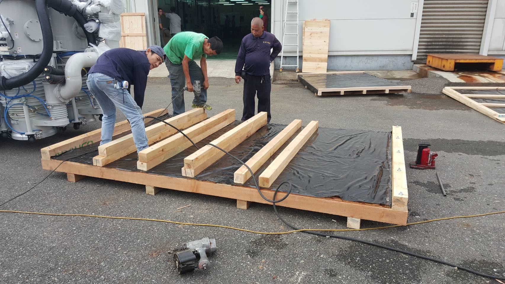 鍍膜機真空包裝釘箱裝櫃工程&nbsp;