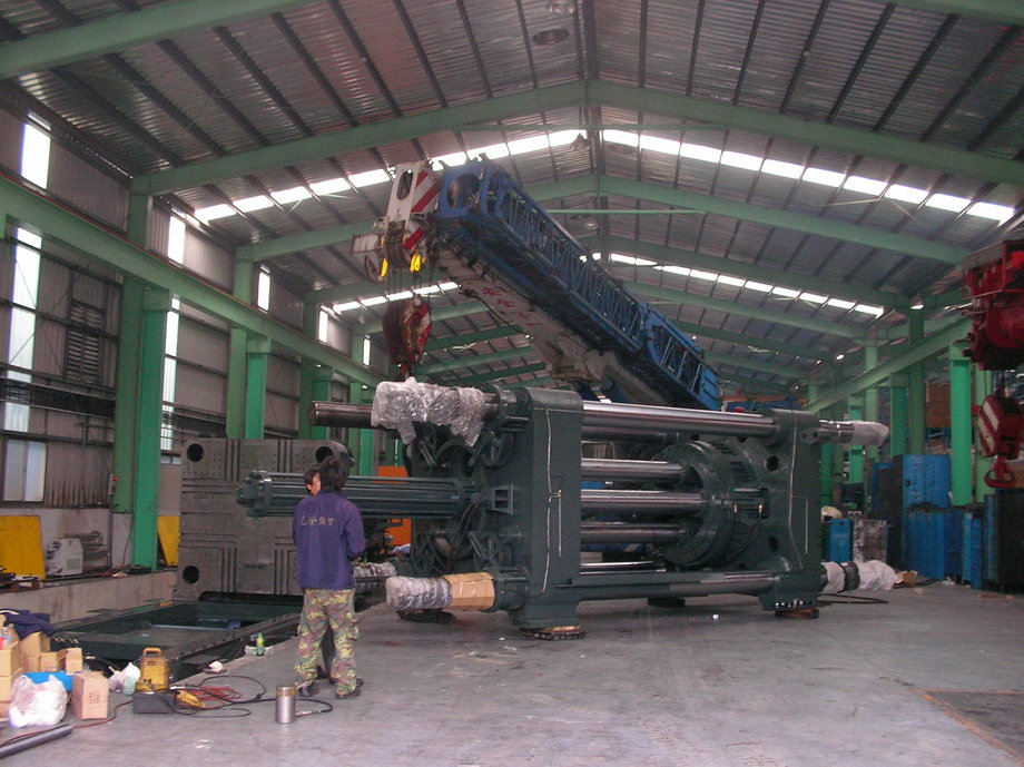 吊車起重吊掛-工廠機械2500型射出機搬遷