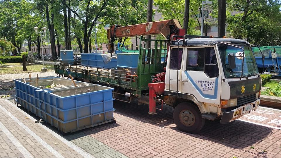 吊車起重機搬運-成功大學造波機(長約16米重約8噸)吊運移出工程