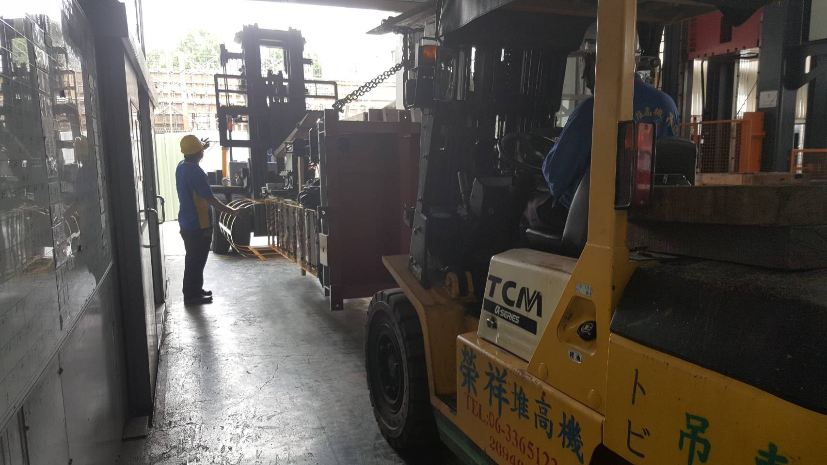 堆高機搬運-特殊揚升6米半堆高機吊掛作業