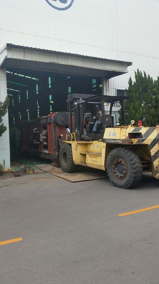 吊車起重機吊掛加堆高機搬運-射出成型機機件搬運及吊運工程（重量150T)