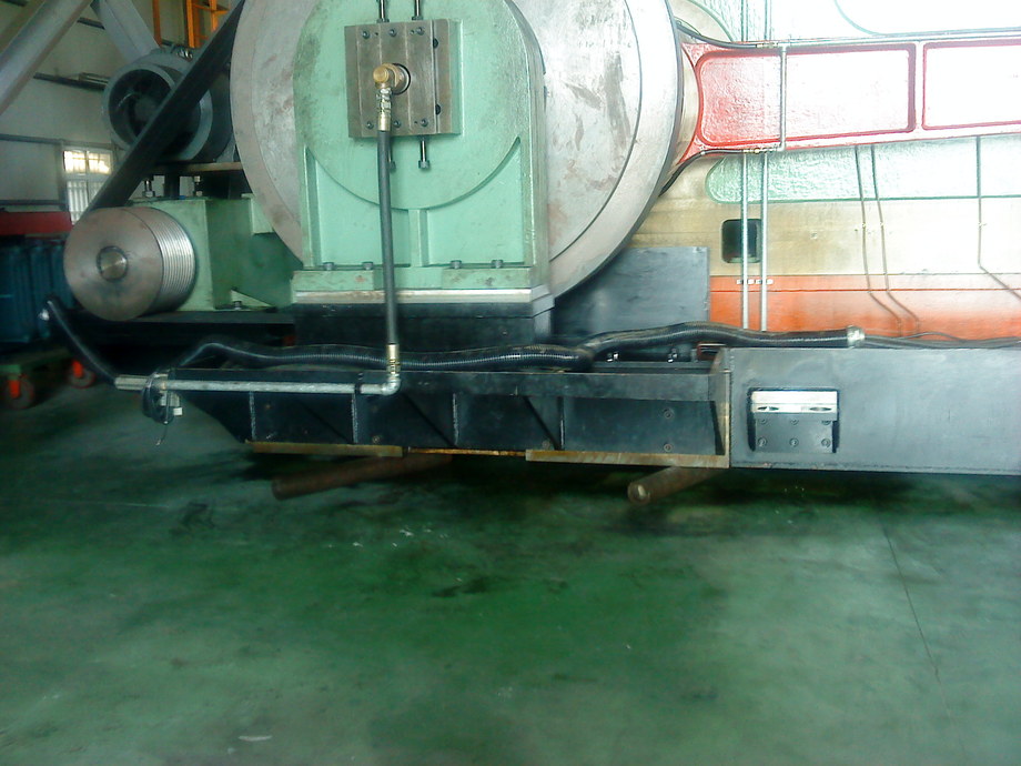 堆高機搬運-50B250T螺絲機移出廠外