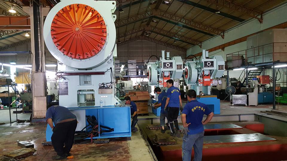 堆高機搬運&ndash;45噸熱鍛機台下坑洞定位