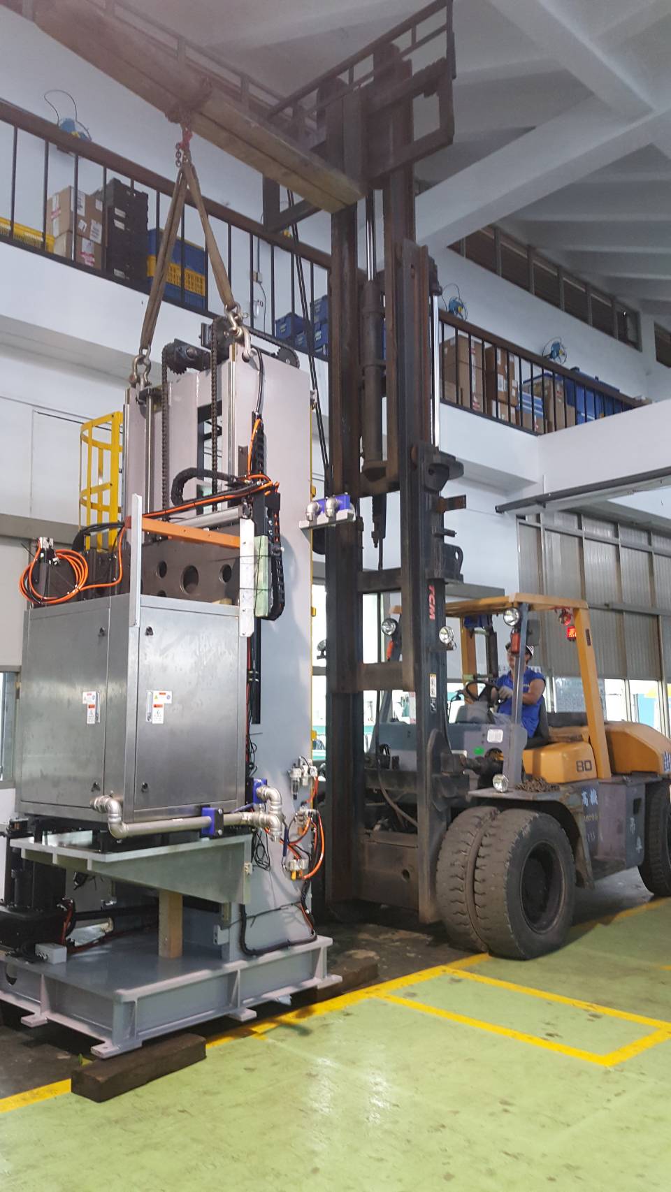 堆高機搬運-特殊揚升6米半堆高機吊掛作業&nbsp;