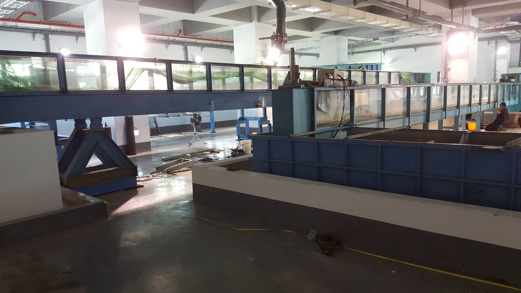 吊車＋堆高機-水利實驗所設備吊掛搬運之門又低又窄之工程&nbsp;