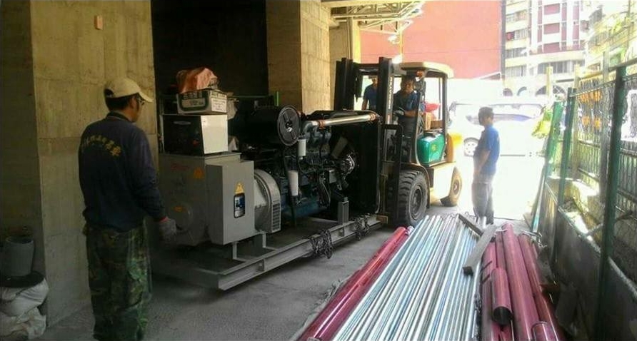堆高機吊掛搬運-發電機特殊吊運至地下二樓定位工程