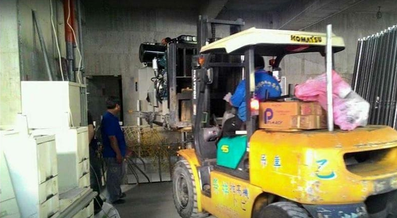 堆高機吊掛搬運-發電機特殊吊運至地下二樓定位工程