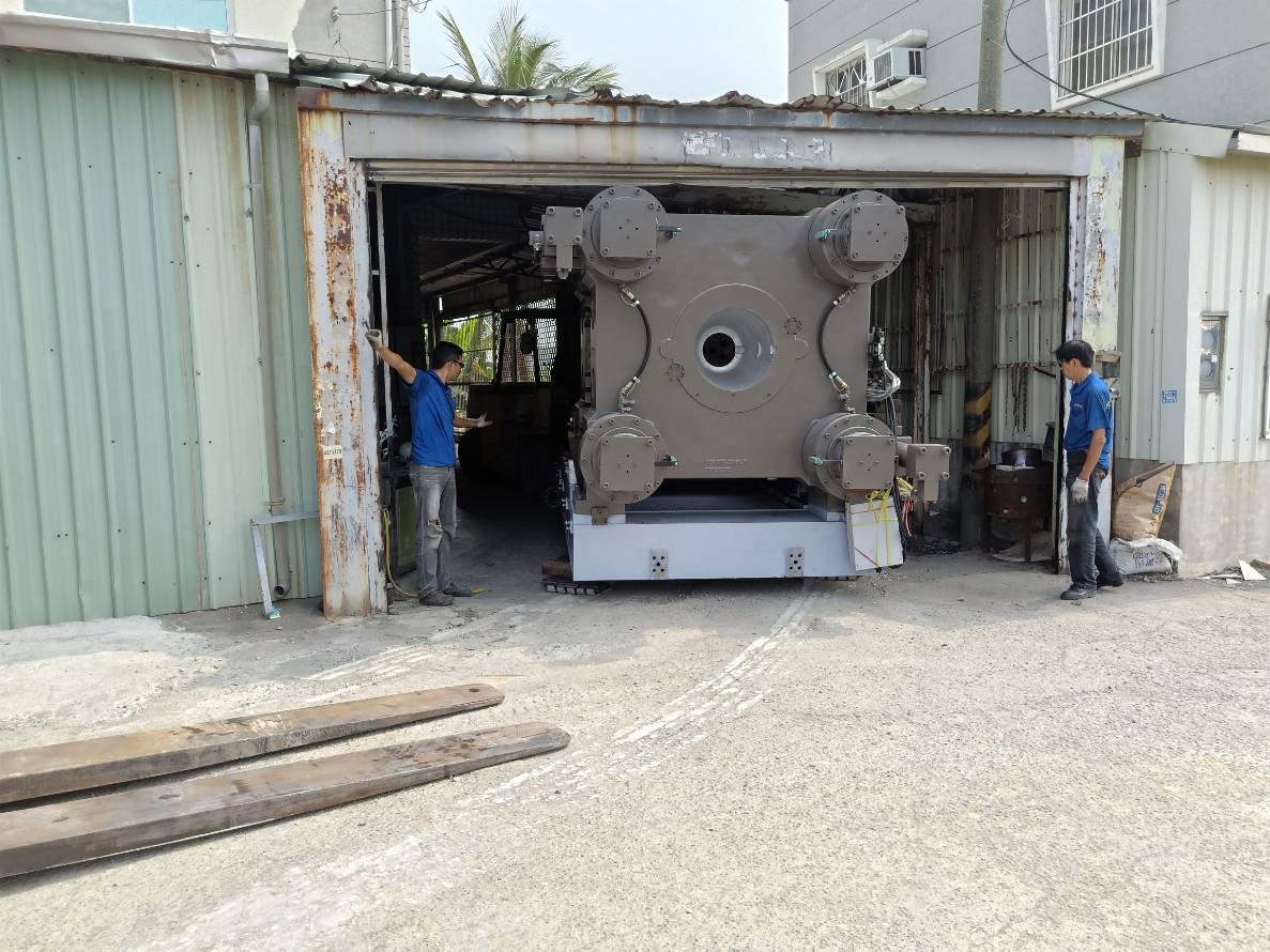 堆高機搬運-射出機新機交機
