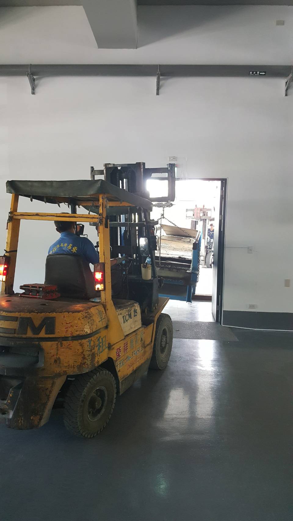 吊車＋堆高機-水利實驗所設備吊掛搬運之門又低又窄之工程