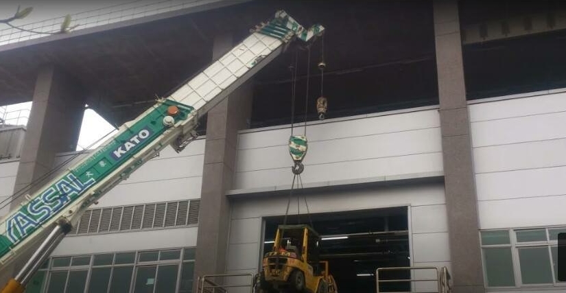 吊車高空吊掛-住華科技冰水機搬運工程