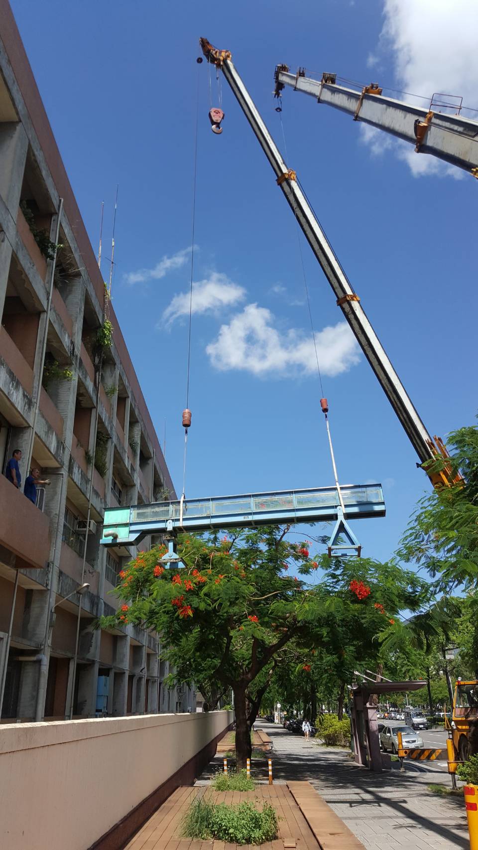 吊車＋堆高機-水利實驗所設備吊掛搬運之門又低又窄之工程