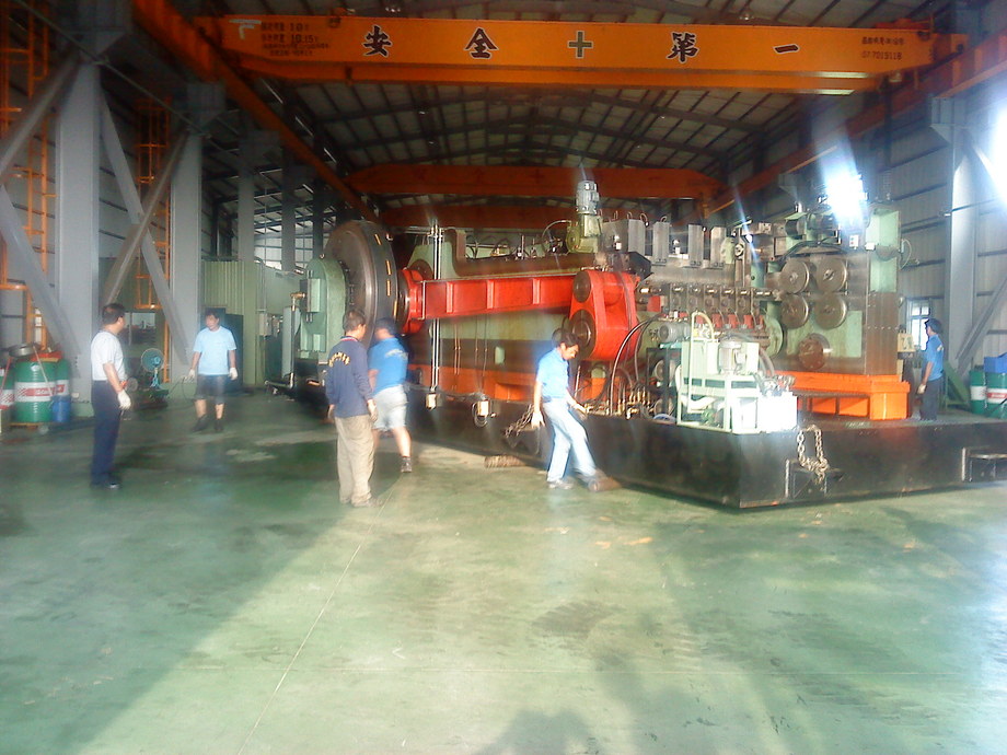 堆高機搬運-50B250T螺絲機移出廠外