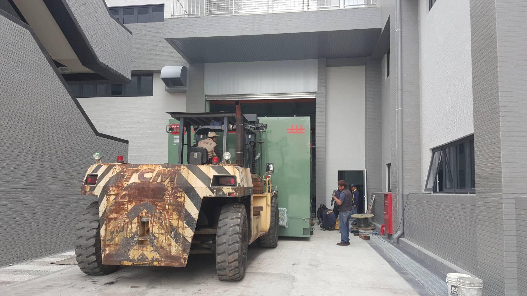 吊車起重吊掛-螺絲成型機（約150噸）之門好窄吊掛搬運工程&nbsp;