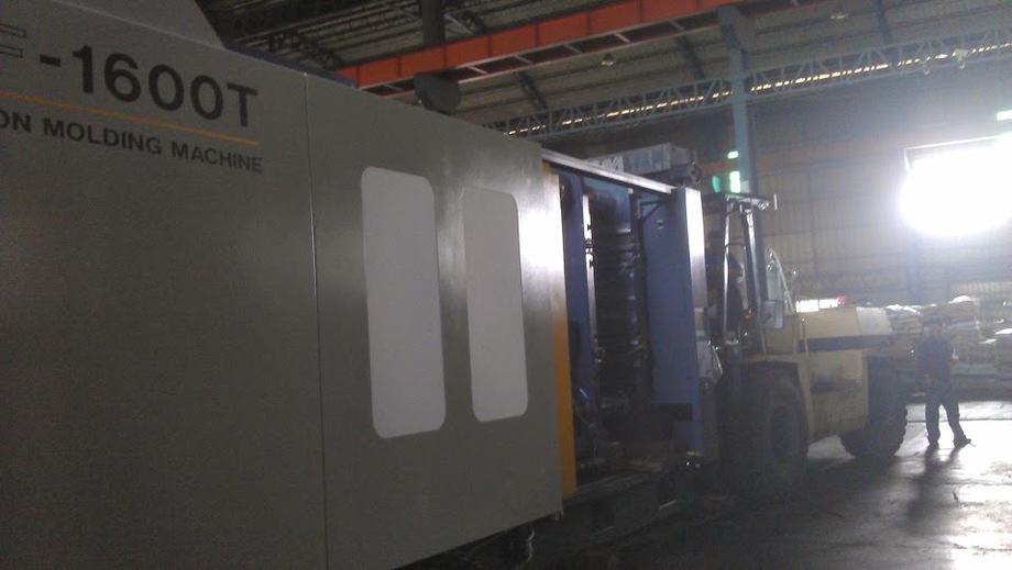 堆高機搬運-工廠1600型射出機搬遷