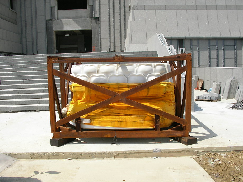 堆高機搬運-高雄吉園總重40噸佛像吊運至室內就定位