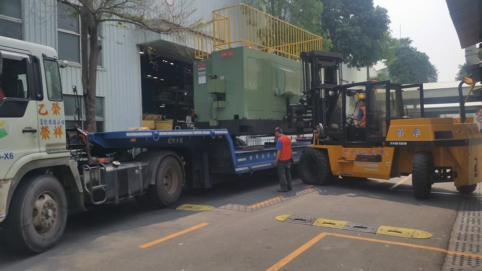 堆高機搬運-40T螺絲成型機移出上拖板車運送