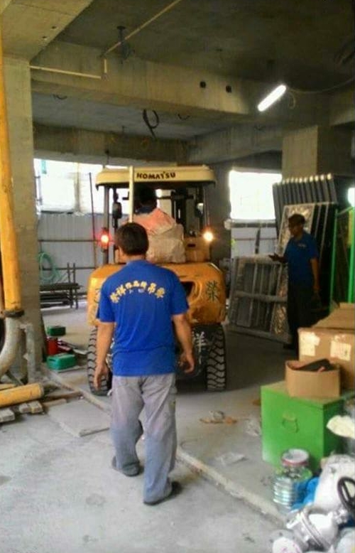 堆高機吊掛搬運-發電機特殊吊運至地下二樓定位工程