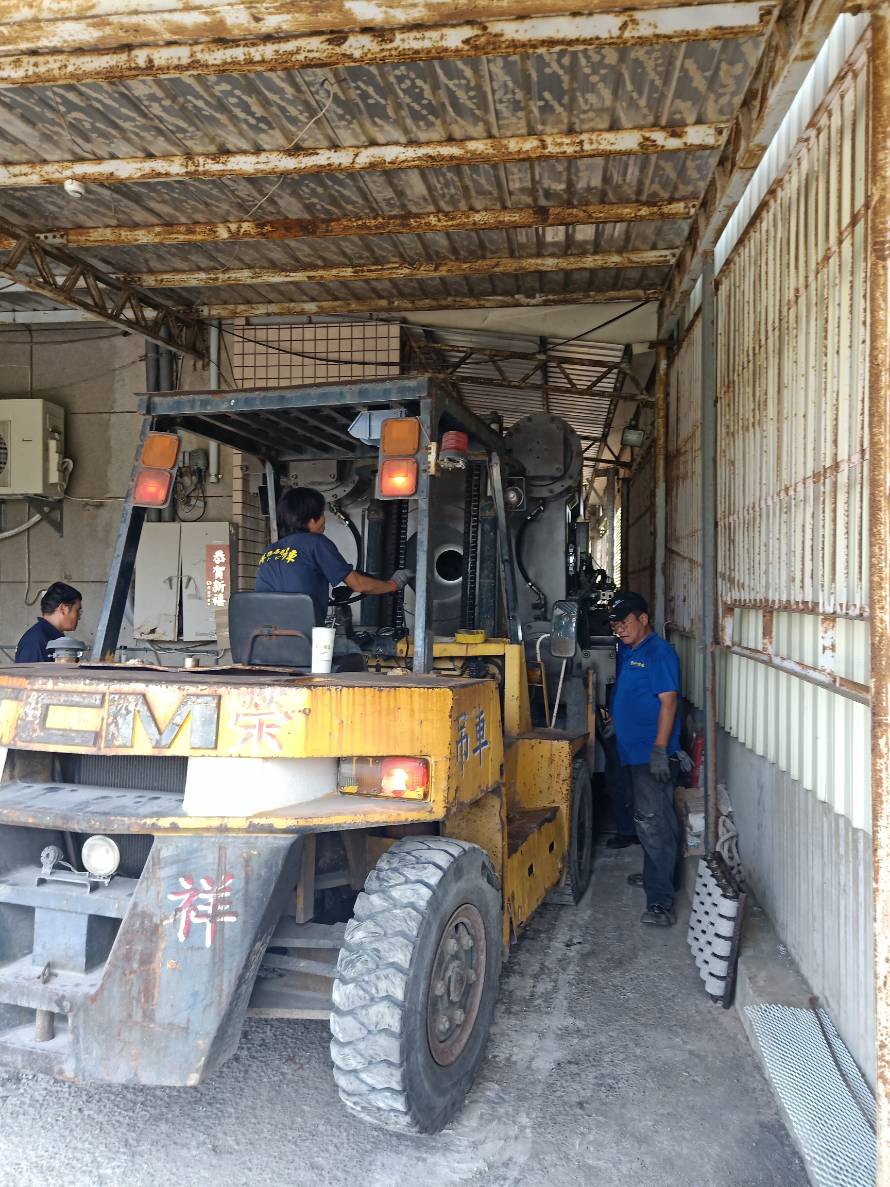 堆高機搬運-射出機新機交機