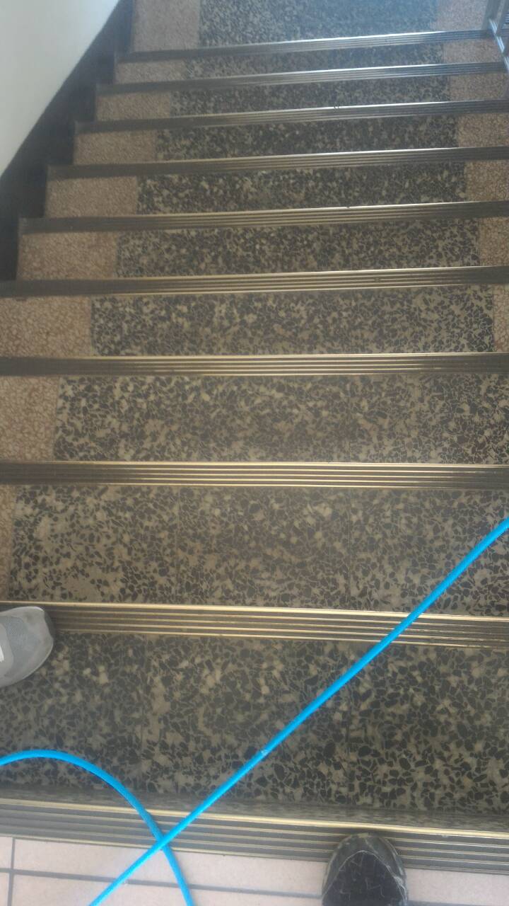 樓梯地面清潔前