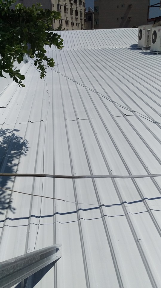 裕農路日本料理店鐵皮屋頂隔熱工程