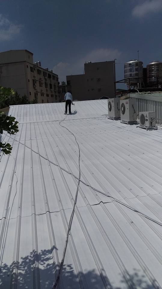 裕農路日本料理店鐵皮屋頂隔熱工程