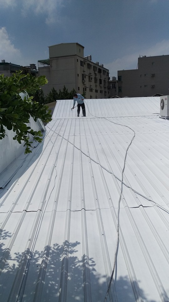 裕農路日本料理店鐵皮屋頂隔熱工程