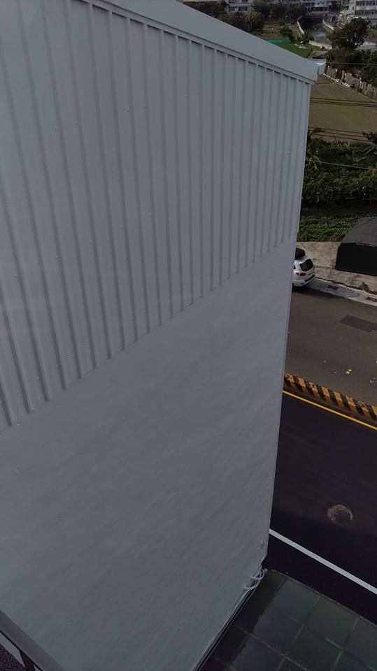 外牆＋鐵皮屋頂