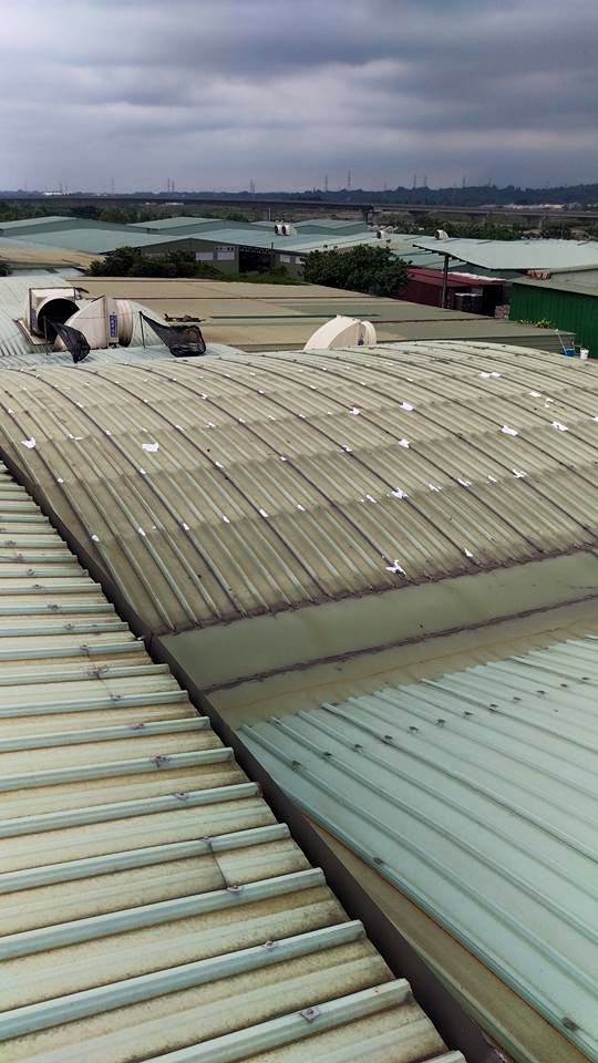 山上區紡織廠鐵皮屋頂抓漏