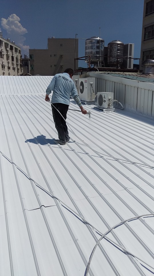 裕農路日本料理店鐵皮屋頂隔熱工程