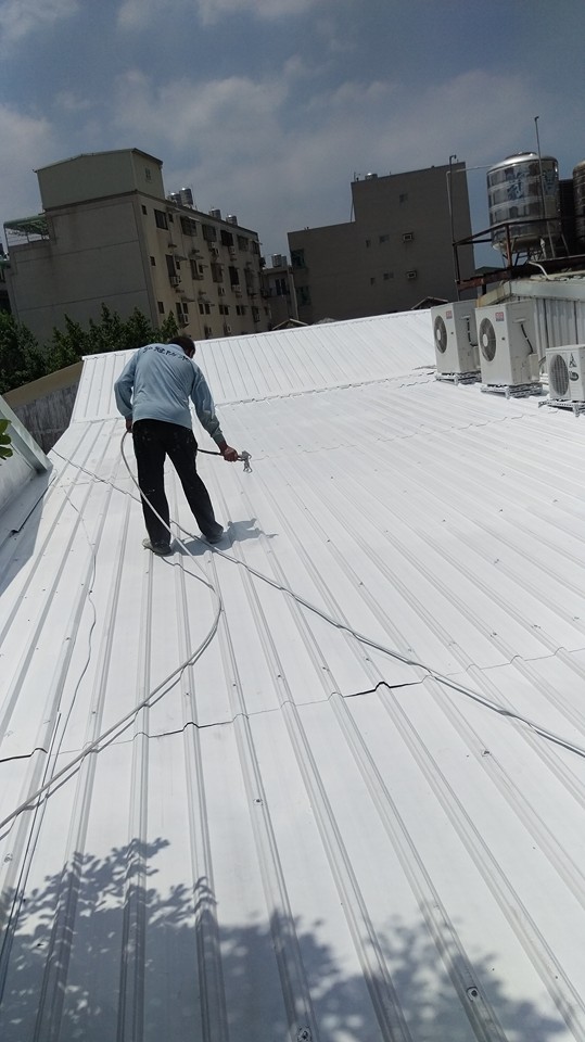 裕農路日本料理店鐵皮屋頂隔熱工程