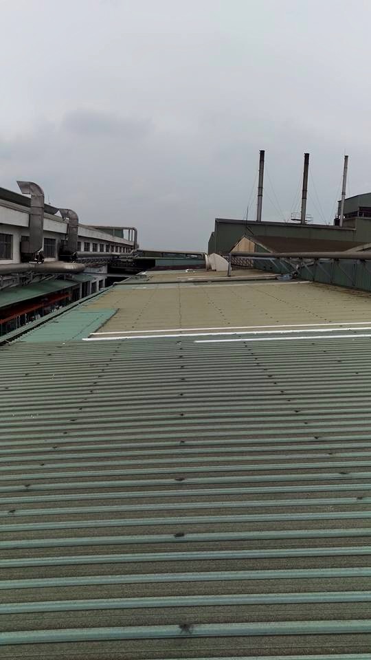 山上區紡織廠鐵皮屋頂抓漏