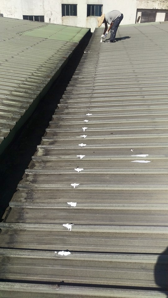 山上區紡織廠鐵皮屋頂抓漏