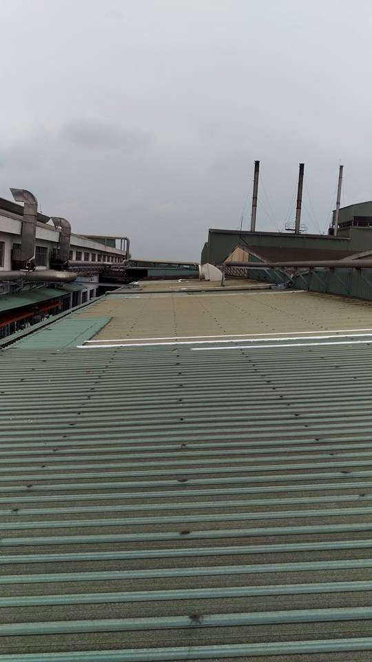 山上區紡織廠鐵皮屋頂抓漏