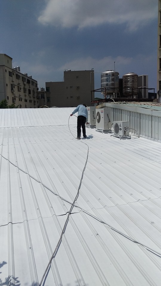 裕農路日本料理店鐵皮屋頂隔熱工程