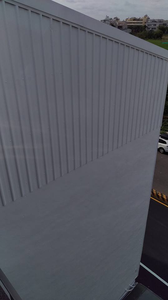 外牆＋鐵皮屋頂