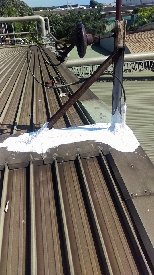 山上區紡織廠鐵皮屋頂抓漏