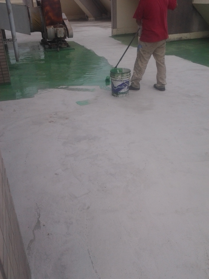 屋頂PU防水-施作PU中塗1